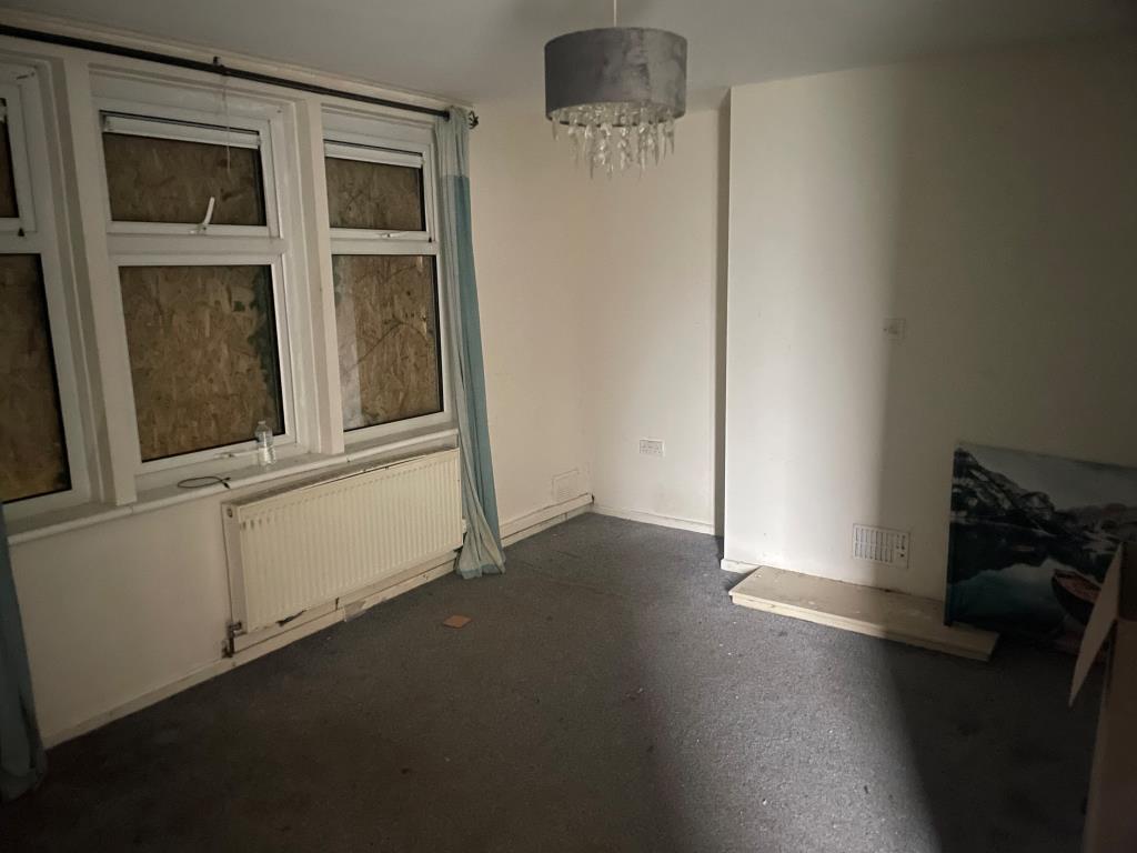 Lot: 144 - PROPERTY ARRANGED AS TWO FLATS - Living room for 11 Trevose Road with boarded up window
